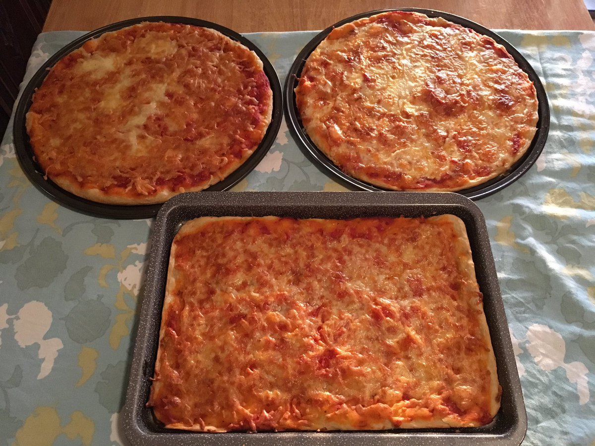 martinadipaola's tweet photo. So...pizza tonight? 😋 #homemade 

I should follow @italiaricci's motto: "#eatit #burnit #eatitagain", but I'm just going to eat. Lol https://t.co/HjJCUVvn8v