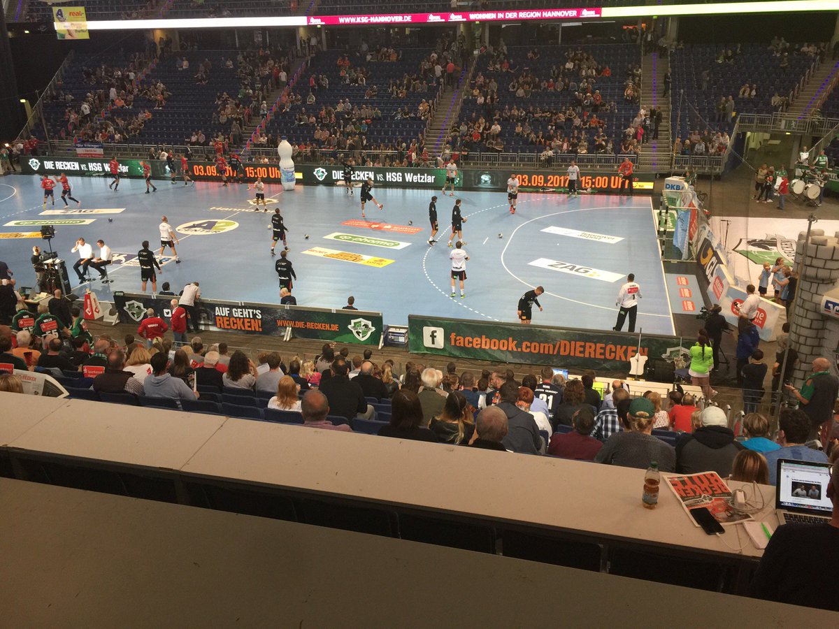 nortix's tweet photo. Gleich geht's los. 🤾🏻♂️@DIERECKEN gegen @SGFleHa #dkbhandball (@ TUI Arena) https://t.co/Tfc1yA7eh2 https://t.co/WtcXspsR0I