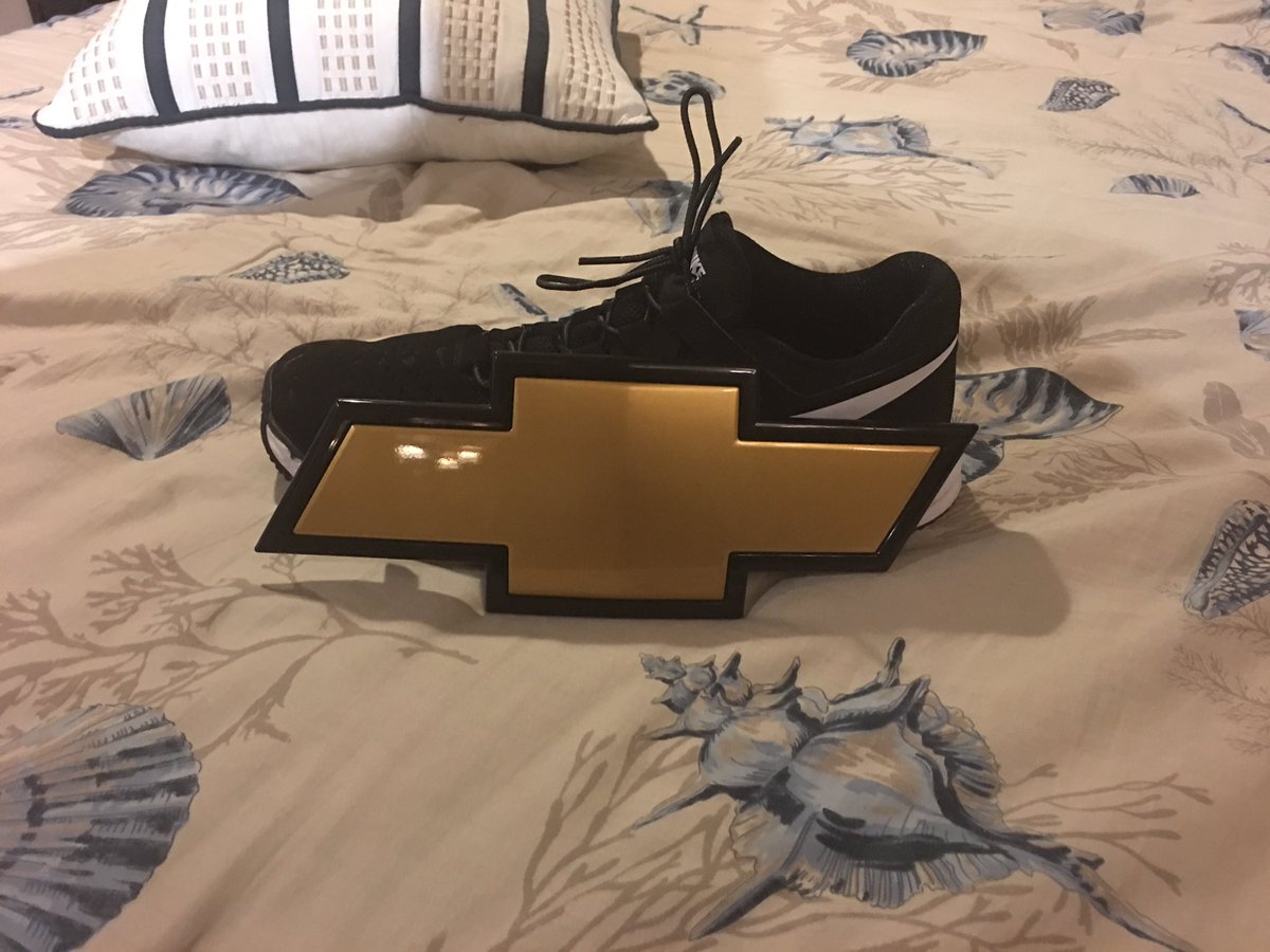 Redbeardsneed's tweet photo. When the bowtie on your truck is as big your size 15 shoe #big #hdgrille https://t.co/u6XPBzYdo3