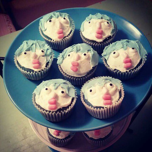 It's almost writer's bday, so Ren made him some Aoba cupcakes????