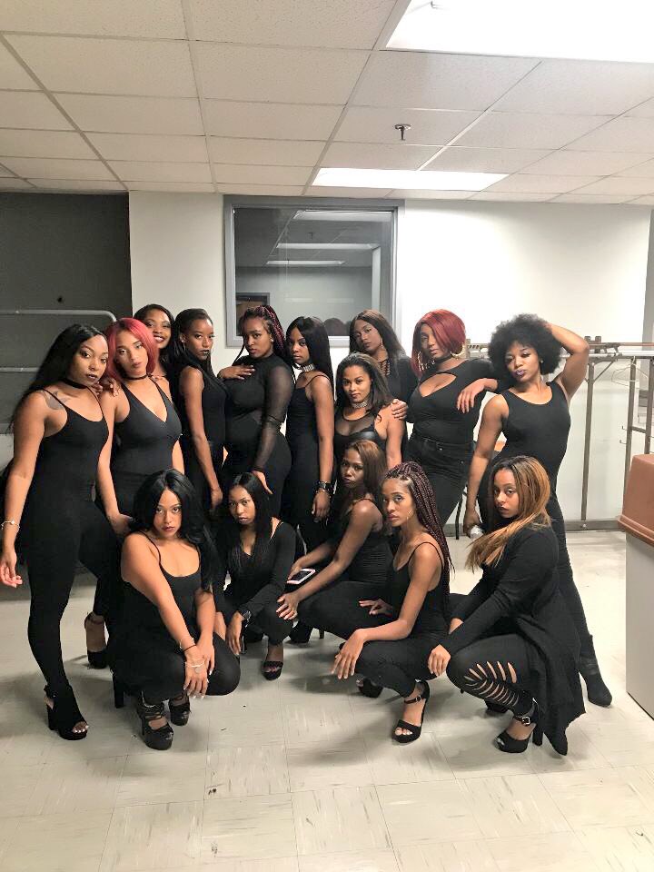 _curlfullygoldn's tweet photo. Gotta love those ladies of FAME!
#WePump ๐ ๐๐ https://t.co/G3dCS2wfKK