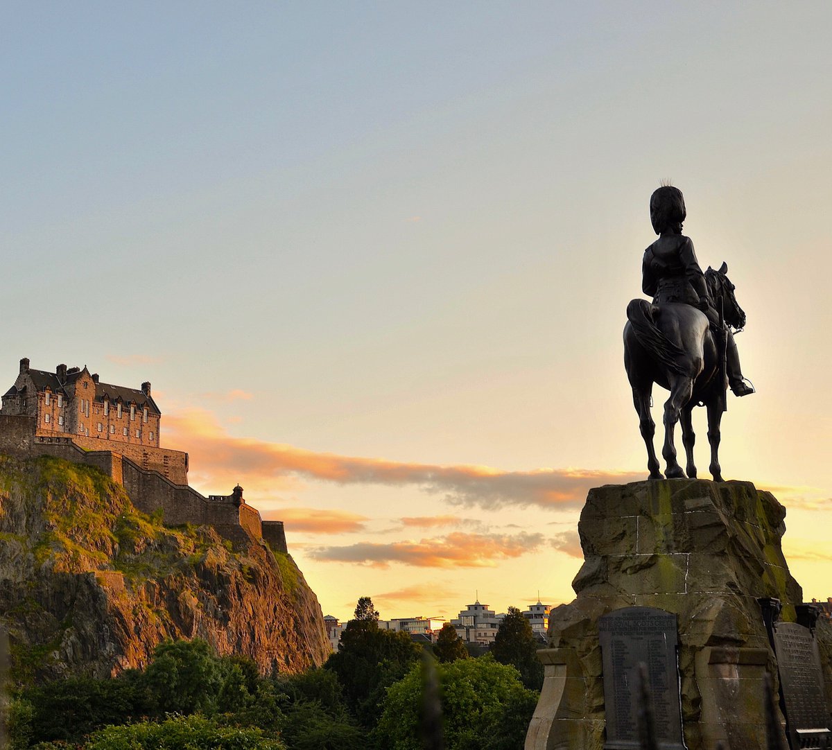 ScottishField's tweet photo. Ten of the best Scottish staycations, outlined in our luxury Gold Issue - including an unforgettable city break in #Edinburgh! #sfgold https://t.co/562TOVIzNR