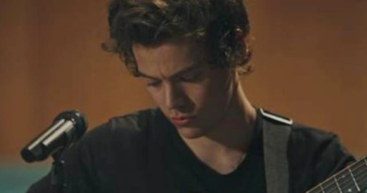 RollingStone's tweet photo. See Harry Styles' intimate live performance video for "Two Ghosts" https://t.co/g1D77qB4qO https://t.co/IYtqUmv9Uy
