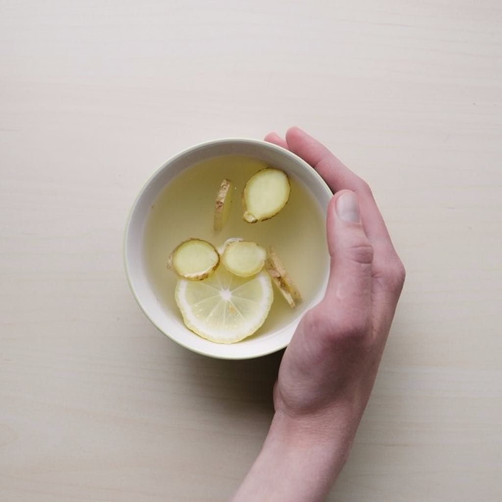 drinkmari's tweet photo. Start your mornings with hot water &amp; ginger, end your nights with Mari ginger 🌞🌚 https://t.co/z5LTkTgmmt https://t.co/muHbqos0OV