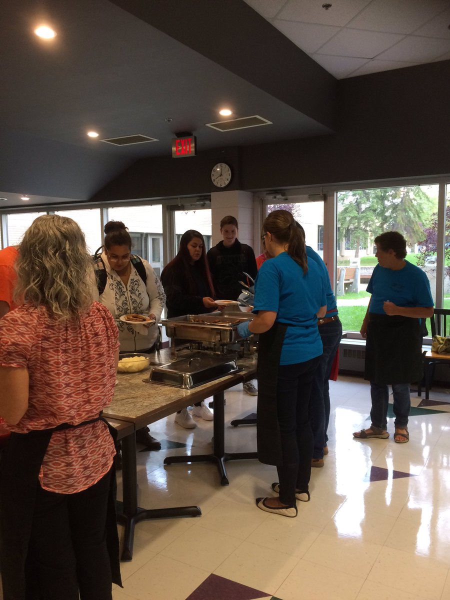 MommyMermaid_'s tweet photo. #oweek17 Pancake breakfast @PortageCollege happening now! Don't forget to enter the #photo contest for Samsung VR gear. https://t.co/iKdSlXOdmC