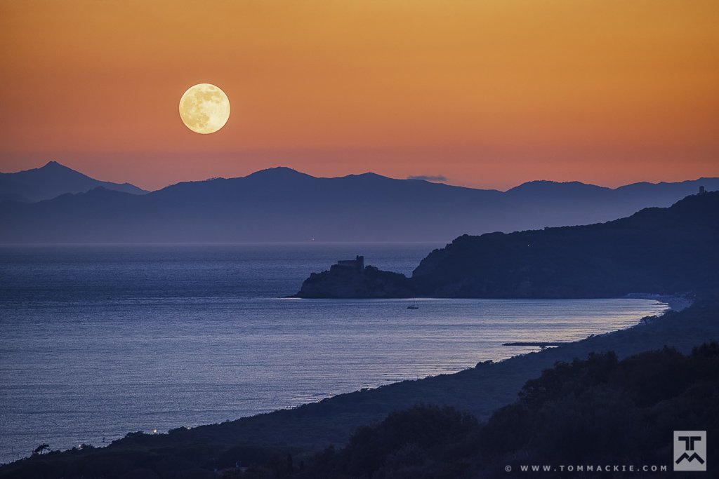 Moonrise over Castiglione della Pescaia, Italy coastline.
#visititaly #italy #castiglionedellapescaia #coastlines #fullmoon #moon #moonrise