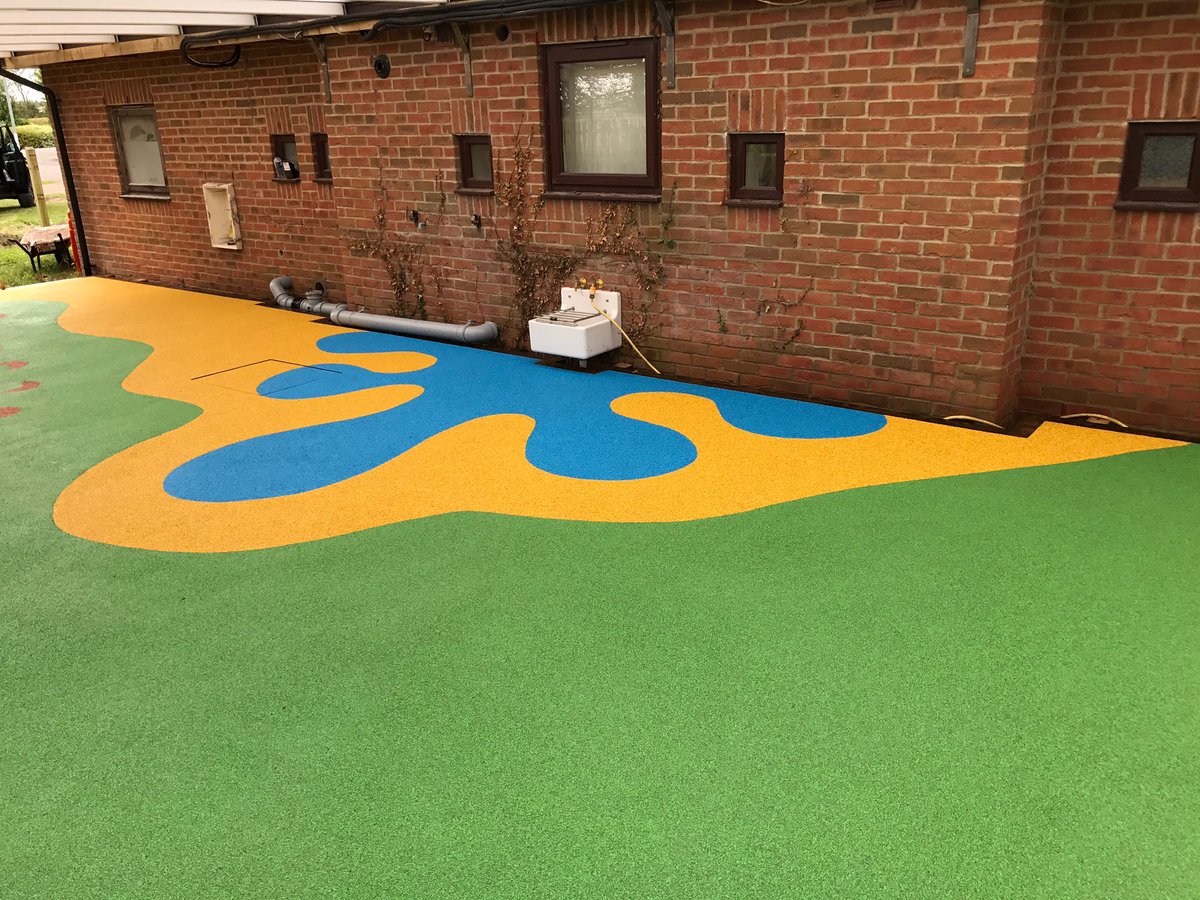 StarRubber1's tweet photo. Another amazing #wetpour installation by our team! Great colour, design and detail! #playsurfacing https://t.co/l0CsXZaFrO