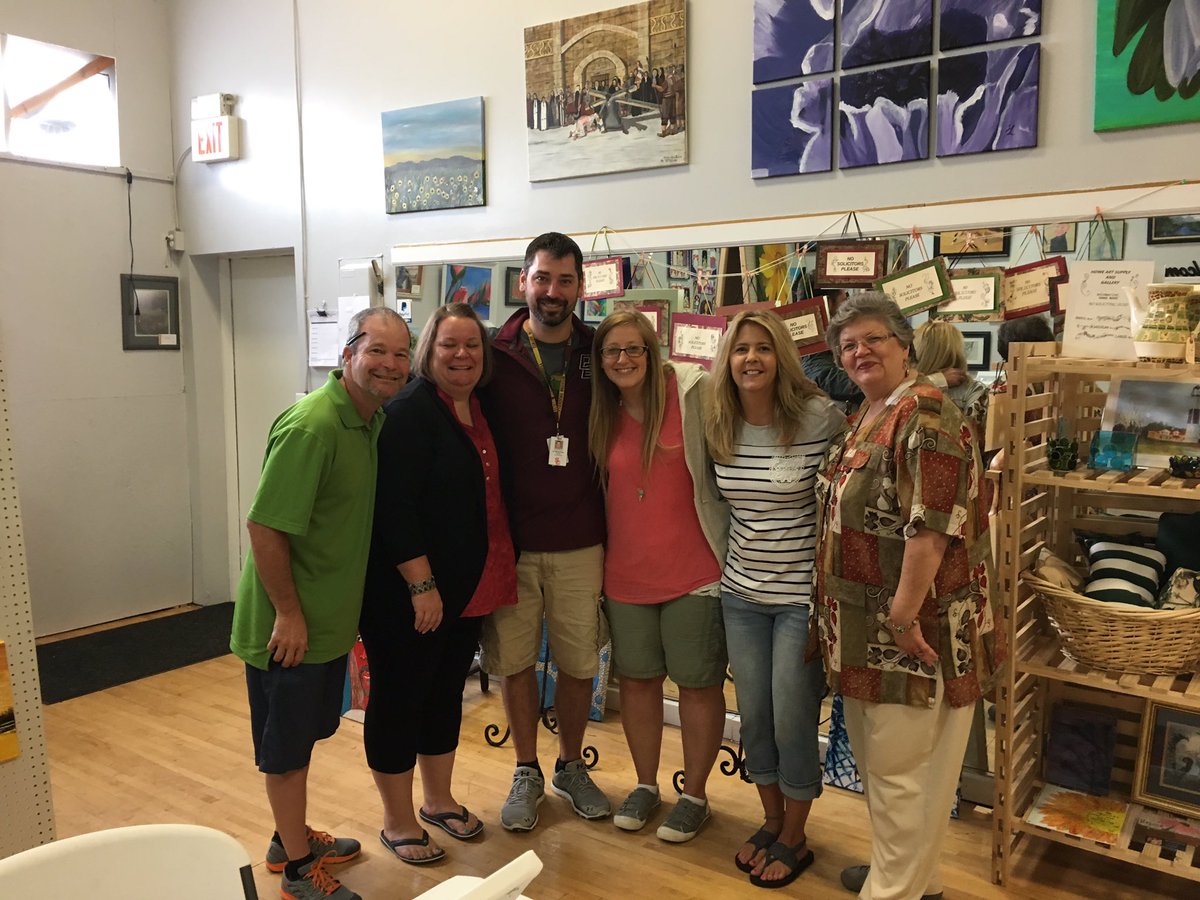 DieckSCCS's tweet photo. Making a stop at Howe Art Studio, awesome experience!! #OtherPeopleMatter @PosProject #creativity @swartz_creek https://t.co/jQs9PaPVOJ