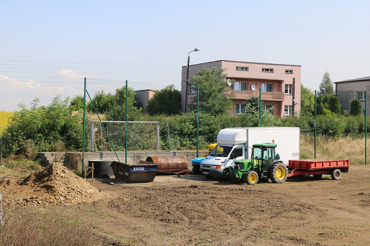 GminaPsary's tweet photo. #stadion @GminaPsary #inwestycje #śląskie Postępy na budowie stadionu w #Sarnowie @KasiaKapusta2 https://t.co/xX1xktHnkH https://t.co/eSS0wXf1NP