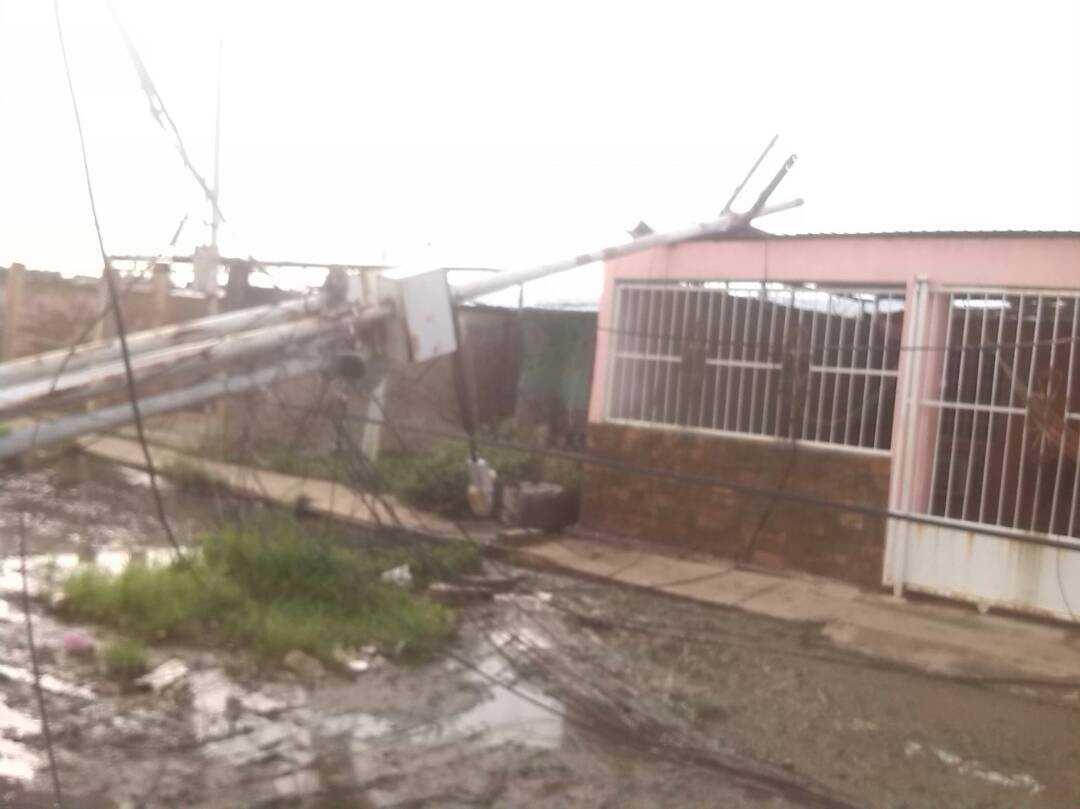 galindojorgeF's tweet photo. ZULIA: 
Cabimas
EVENTO: "Microburst" (Caída súbita de temperatura, granizada con  fuertes  ráfagas de viento.
Parroquia"German rios linares" https://t.co/Xtqhcm1mLz