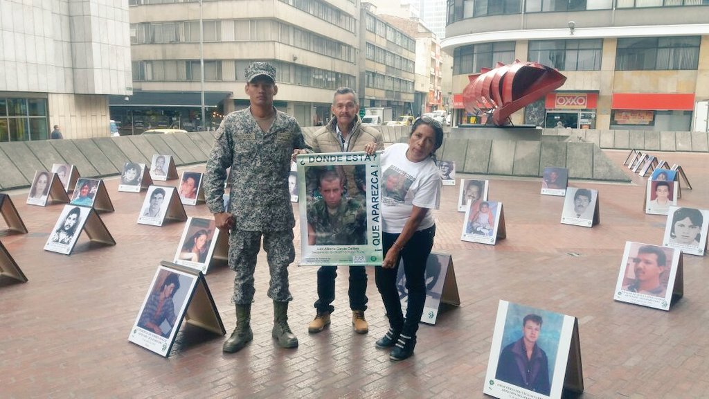 ArmadaColombia's tweet photo. .@PGN_COL conmemora el día #PorLosDesparecidos estamos acompañando a la madre del IMAR Luis García Calibio desaparecido desde el 30 #Sep2011 https://t.co/rm3pcHWmDy