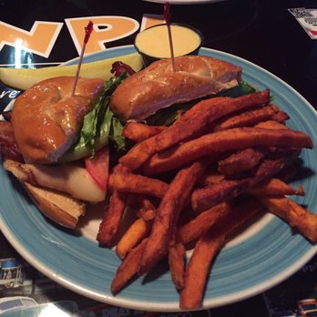 nplcranberry's tweet photo. Goodness awaits!  Try our TURKEY BACON SWISS PRETZEL
Grilled turkey, melted Swiss &amp; crisp bacon on a warm pretzel bun
with lettuce &amp; tomato. https://t.co/ZeaZec8Xgc