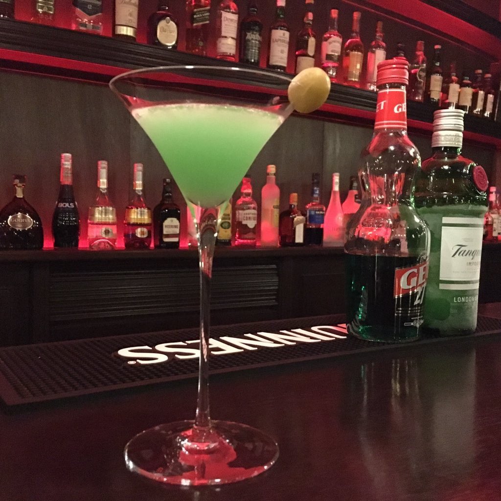 bar_RedRoom's tweet photo. 8月も終わりですね😭
オリジナルカクテルをRedRoomでいかがですか？🌈 https://t.co/MFKaUtQx0s