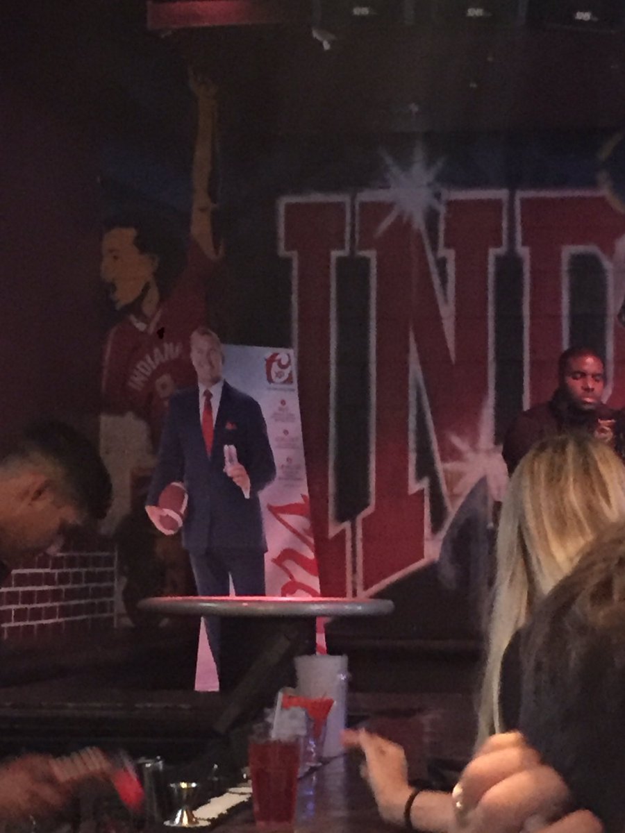 MonarchBeerPro's tweet photo. @KirkHerbstreit siting last night reigning over @KilroysSports with a cold Coors light. https://t.co/G1oEv4TW3l