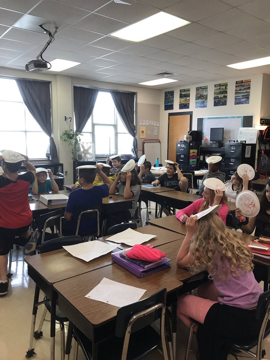 jen_ridgell's tweet photo. Paper plate visualization. Imaginations at work in 5th grade reading. @RESritchie @JenniferWarden5 @jenbrown224 #thisisRES https://t.co/p38Q8E50Nt