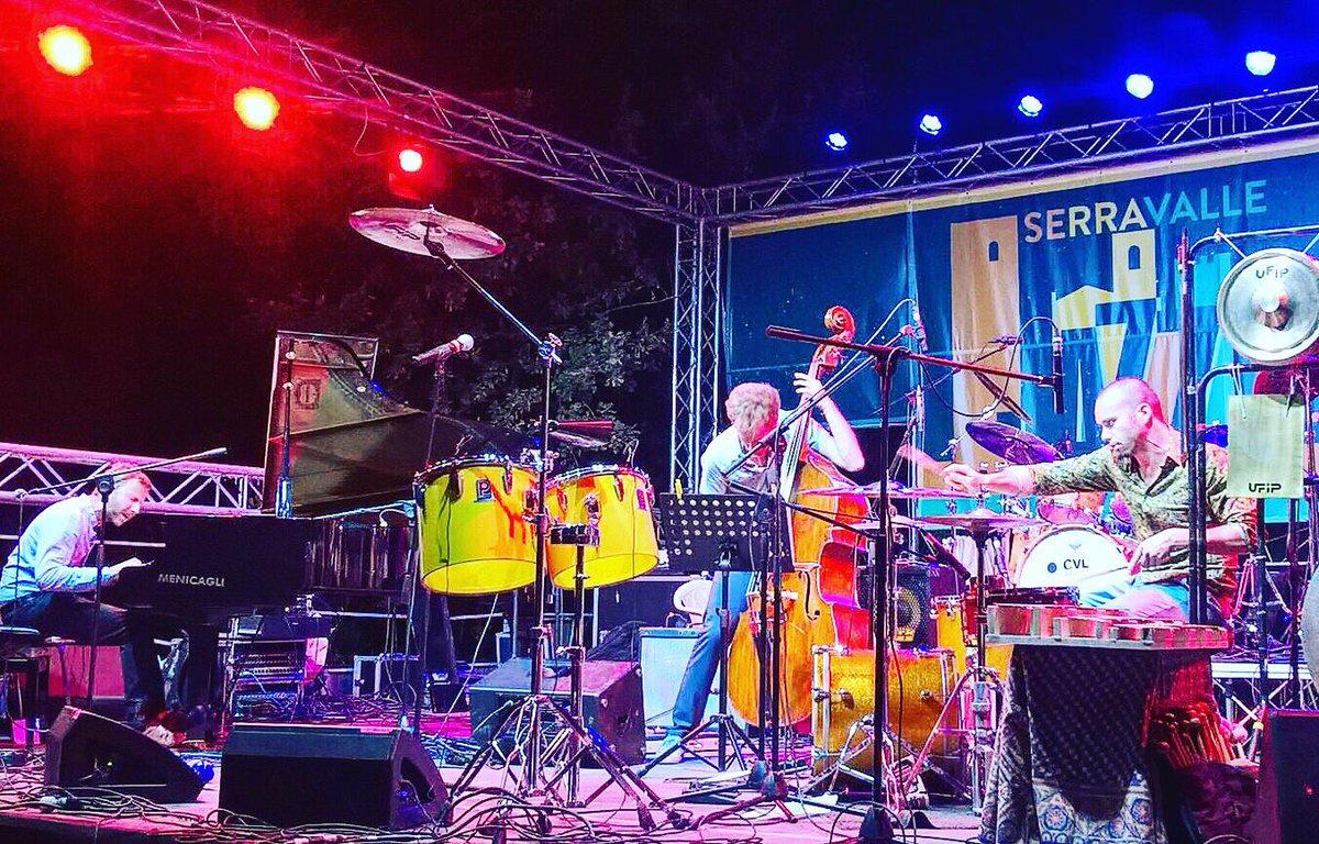 simonegraziano8's tweet photo. #frontal ieri sera in trio #serravallejazz con #gabrieleevangelista #stefanotamborrino https://t.co/w4DChNLWeh