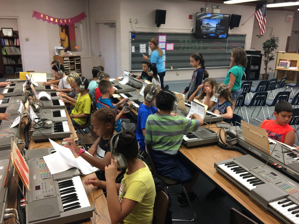 Sharks playing "Keyboard Karate" in music!  Go Mrs. Walukonis <a href="/ToddLCluff/">Todd Cluff</a> @TeacherGrade_4 <a href="/SSES_Sharks/">SSES - Seven Springs Elementary</a>