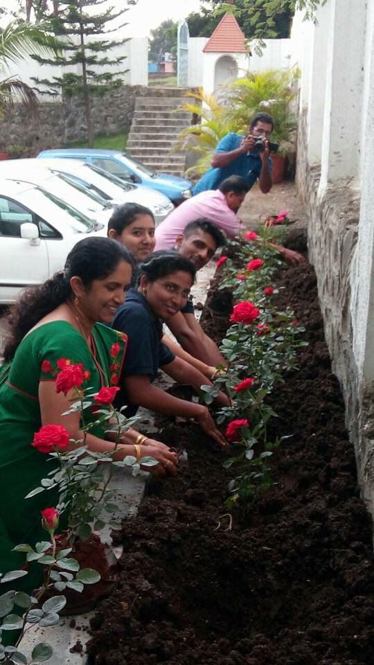 KalyanDiocese's tweet photo. #Bhosariparish #PuneForane #Mathrusangham made a beautiful Rose garden in the #Church. #IndianCatholic #Catholic #SyroMalabar #Digitalkalyan https://t.co/Jz9lyleTzN