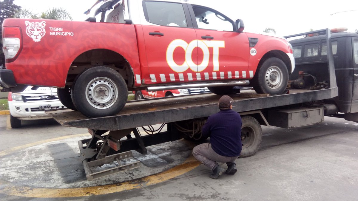 Alomo81's tweet photo. #MovilCOT al taller en grua y Reparacion de luces del cuatri.
#SubSecretariaOperativa 
#LogisticaCOT 
#COT https://t.co/XQWLKiLWNz