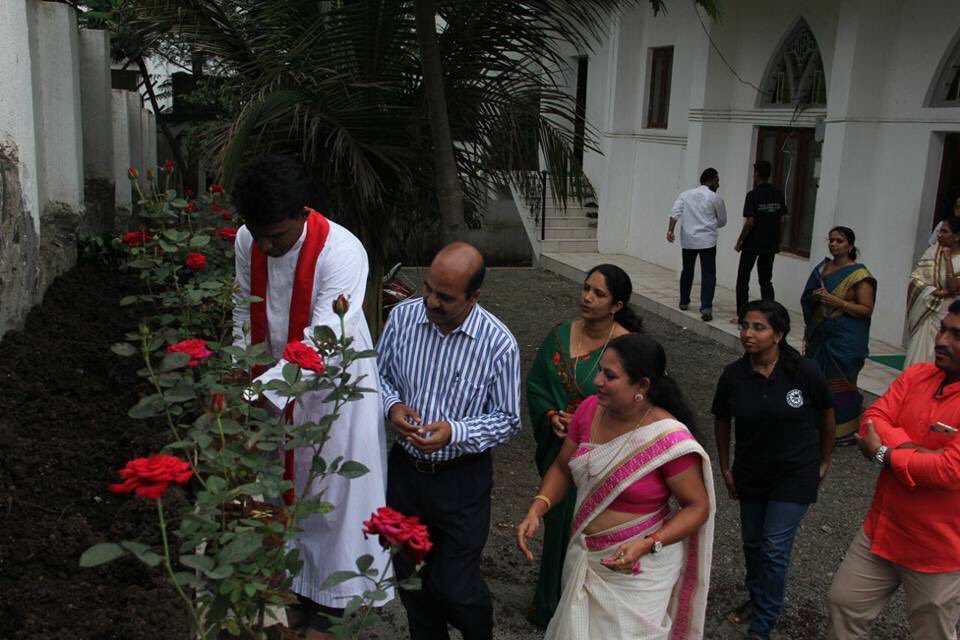 FrFranklin's tweet photo. #Bhosariparish #PuneForane #Mathrusangham made a beautiful Rose garden in the #Church. #IndianCatholic #Catholic #SyroMalabar #Digitalkalyan https://t.co/7UWaLuhhHv