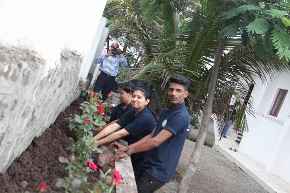 FrFranklin's tweet photo. #Bhosariparish #PuneForane #Mathrusangham made a beautiful Rose garden in the #Church. #IndianCatholic #Catholic #SyroMalabar #Digitalkalyan https://t.co/7UWaLuhhHv
