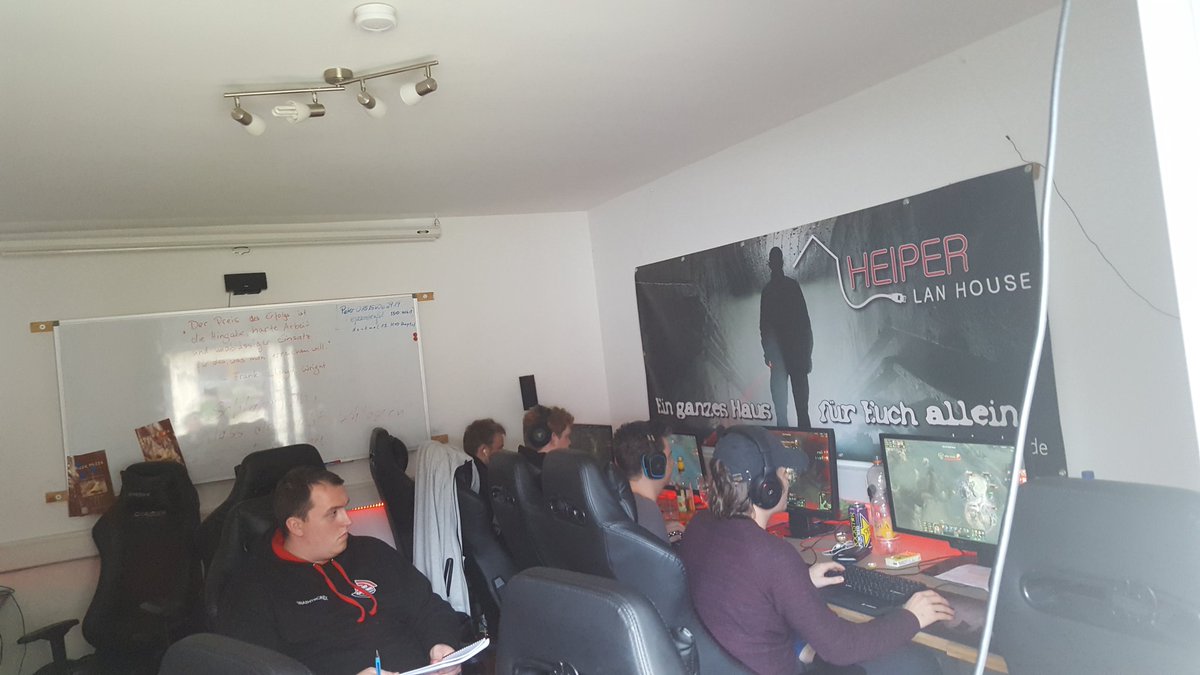 CallYourEcho's tweet photo. Mitten in der Trainingssession, im Hintergrund wird parallel analysiert & gecoached. @BraintroniX @CoachWotlog @MarloBudde #EGFighting https://t.co/BulXycn3CO