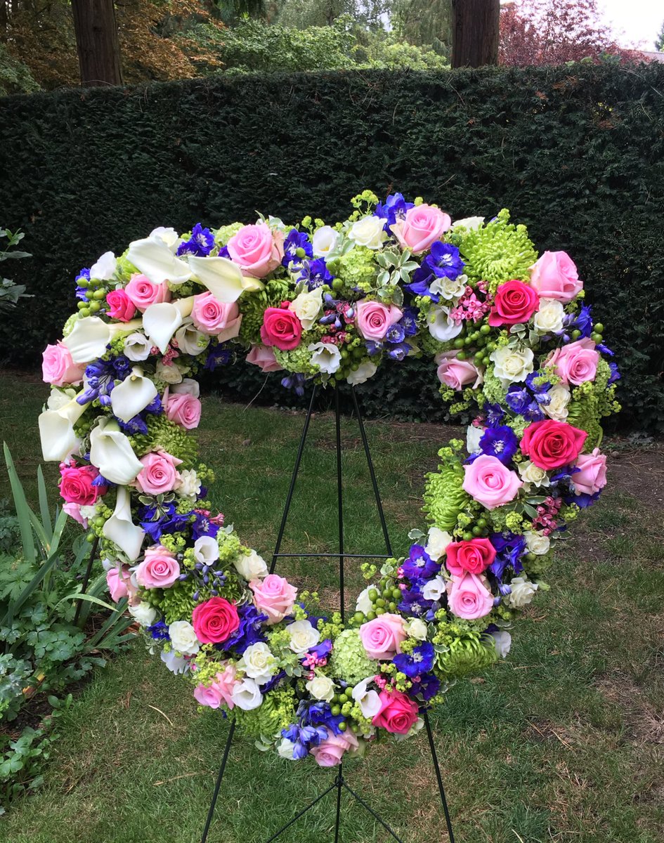CaveRosie's tweet image. Thank you so much @HardingFlowers for all your hard work creating these beautiful flowers for my Granny's funeral. She would of loved them💕