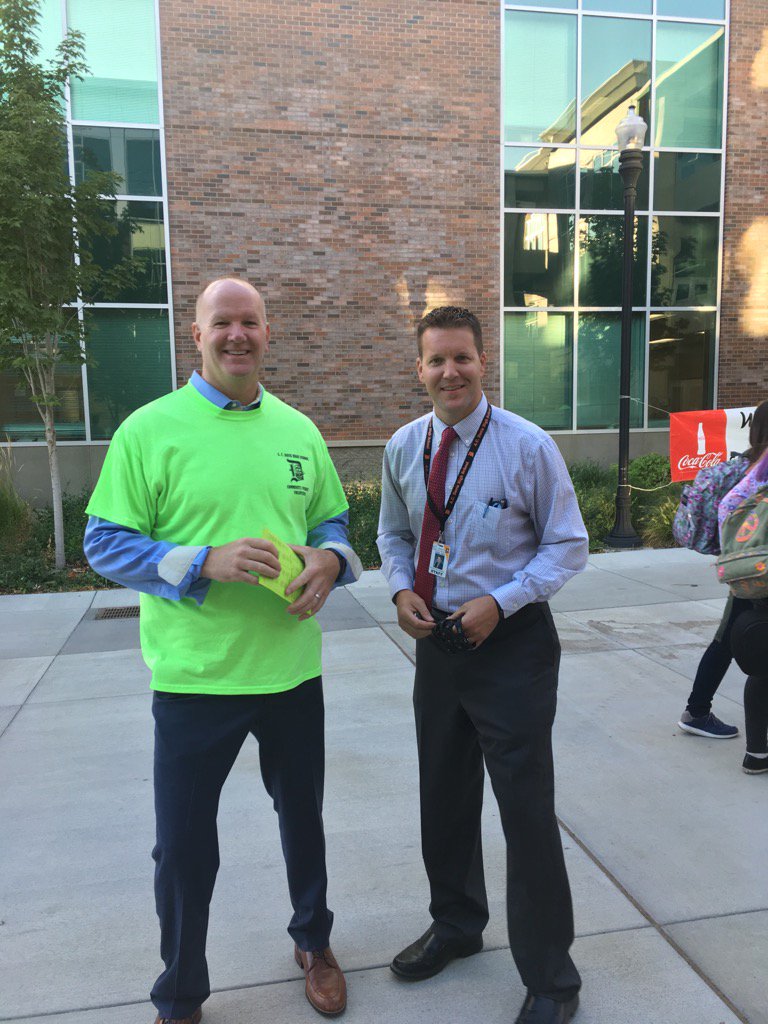 yakimapolice's tweet photo. #Captain Seely with #ACDavis principal Ryan McDaniel. https://t.co/otCzfwo4BS
