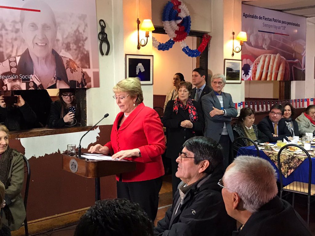 archivo20142018's tweet image. "No concibo desarrollo a espaldas de las personas, donde sólo importen los números y no cómo lo están pasando las familias", Pdta. Bachelet.