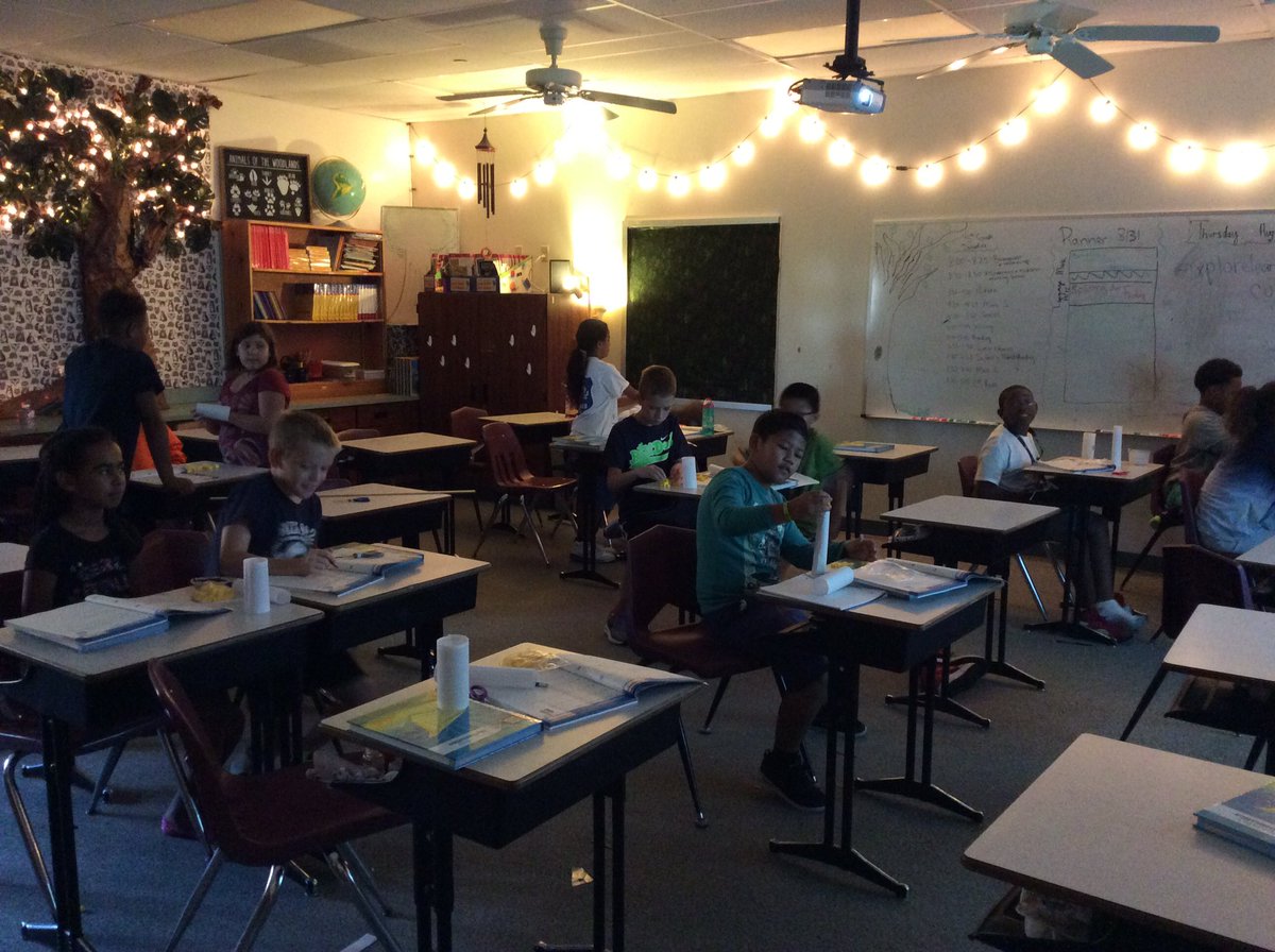 MrKeithDRE's tweet photo. Everyday Math lesson 1-5: Volume! Exploring and comparing volumes of two different cylinders! @DerbyDragons https://t.co/jZqc0DI0PT