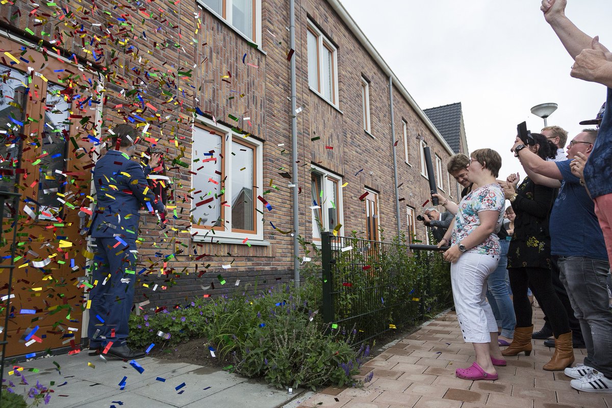 VanWijnenGroep's tweet photo. 44 energie-neutrale woningen Zomertaling HI Ambacht, waaronder 15 app voor jongeren met een beperking, zijn bewoond. Dat vieren we @Trivire https://t.co/Qnx5X4MM2o