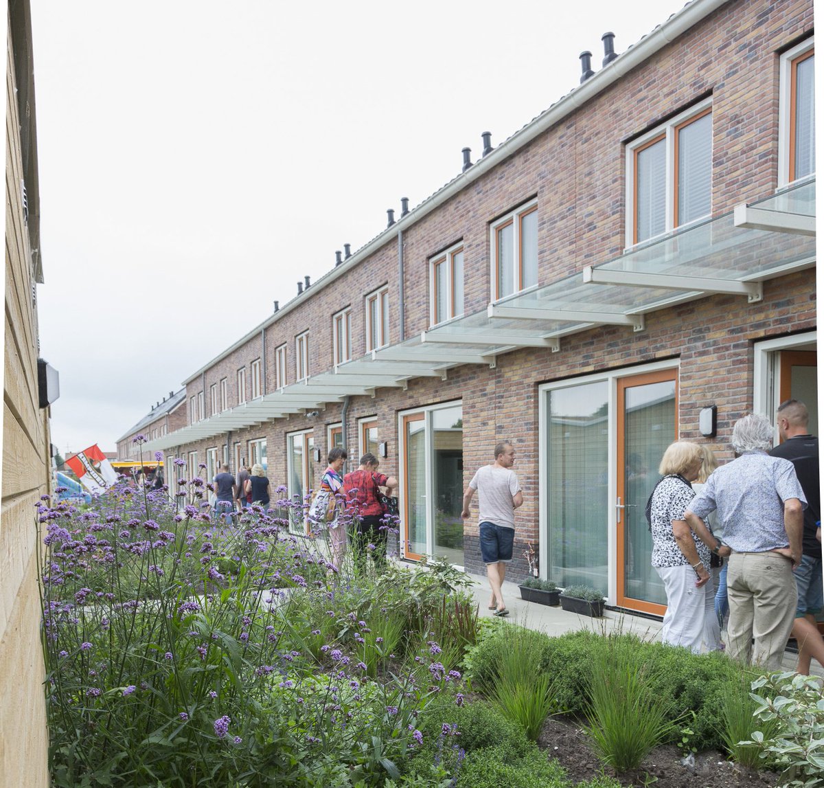 VanWijnenGroep's tweet photo. 44 energie-neutrale woningen Zomertaling HI Ambacht, waaronder 15 app voor jongeren met een beperking, zijn bewoond. Dat vieren we @Trivire https://t.co/Qnx5X4MM2o