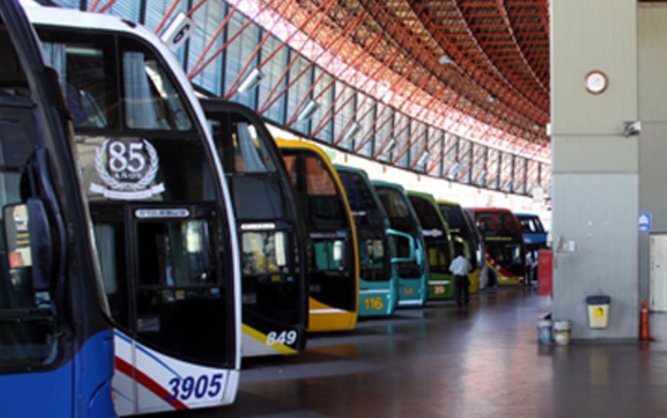 Cba24Ncomar's tweet photo. Desde hoy, #FonoBus y #BusesLep retoman 70 rutas, después de retomar a 440 trabajadores de #Mercobus y #PlusUltra
► https://t.co/HPQW563wq3 https://t.co/kSMdOilR4v