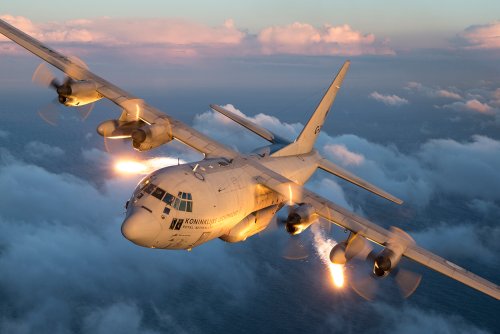 VlbEindhoven's tweet image. Vliegers Hercules en F-16 samen in 1 opleiding tot wapeninstructeur #luchtmacht #TWIC #FWIT magazines.defensie.nl/vliegendeholla…