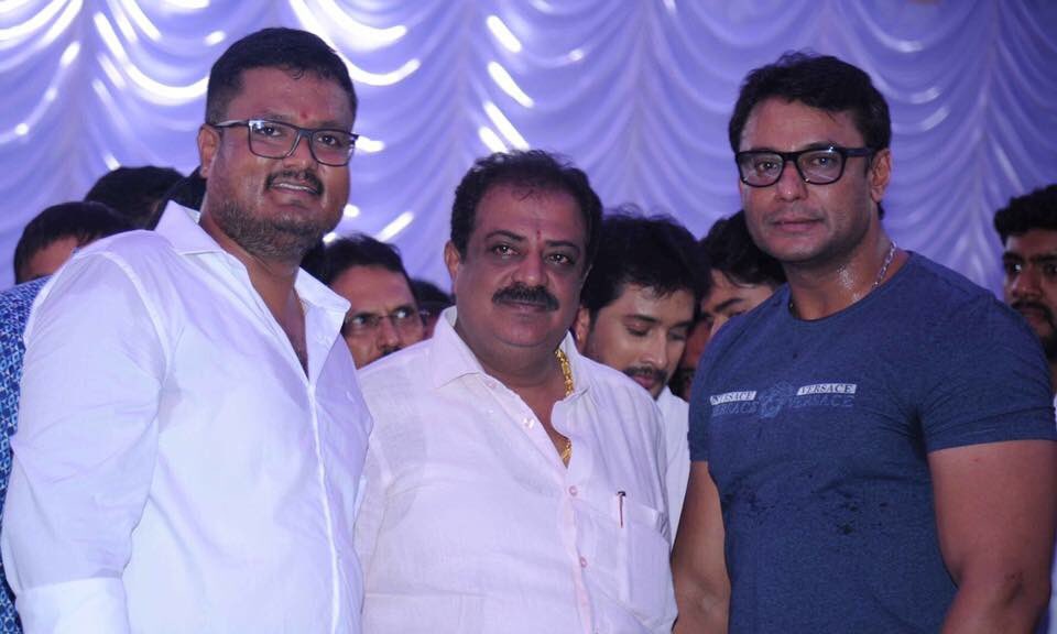 Mgramamurthy's tweet photo. Wished #Dinakar for his new movie direction #LifeJotheOnduSelfie

@dasadarshan https://t.co/u6JvMSAeMW