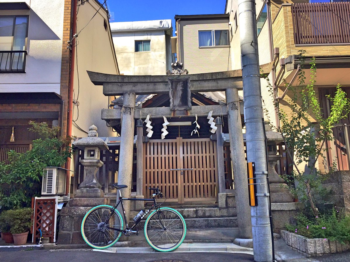 Kinkicycle's tweet photo. Backstreet, Kyoto, Japan. #cycling #surlybikes #everydaybike #swhomage #streetphotography #Kyoto #Japan https://t.co/TxFuHJ12d3