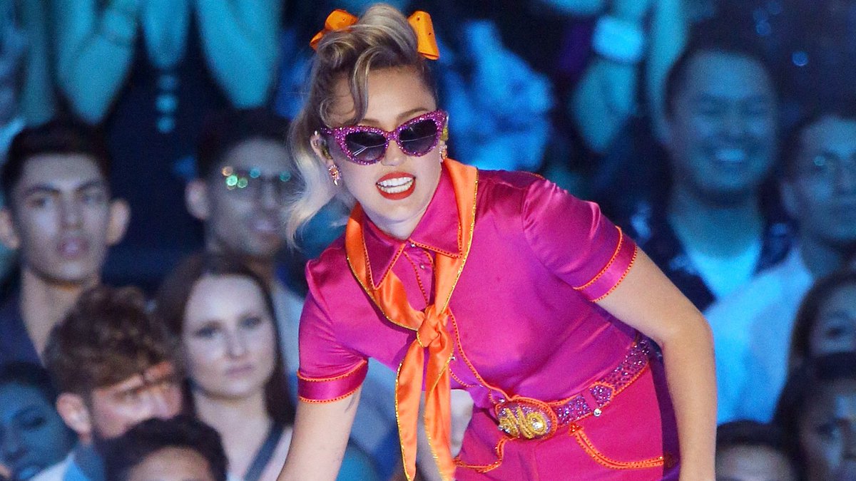 Miley Cyrus announces her Happy Hippie Foundation will donate $500,000 to Hurricane Harvey relief efforts on #Ellen rol.st/2elJ7gW