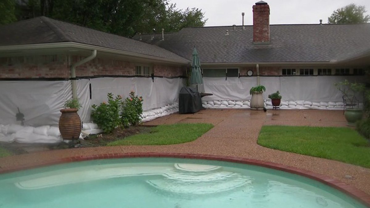 How did the Houston home secured in plastic wrap hold up bit.ly/2x92t3l?utm_me… https://t.co/gv7OnfOR71