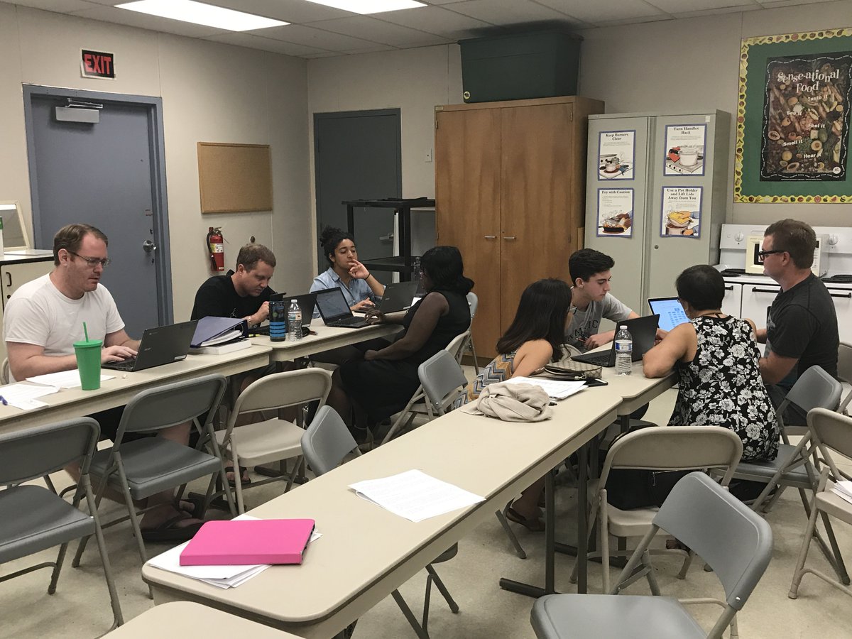 GoldenoakSCV's tweet photo. Project Management students collaborate on project processes. https://t.co/Qaw7MFiEkp #adulted #projectmanagement https://t.co/NliSrlu9sW
