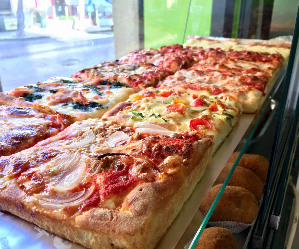 peppe91v's tweet photo. Solo cose buone
#rosticceria #streetfood #Sicily 
#pizzeriavogliadipizza #pizzainteglia #arancine #amoreepassione https://t.co/GpWSeFmEWv