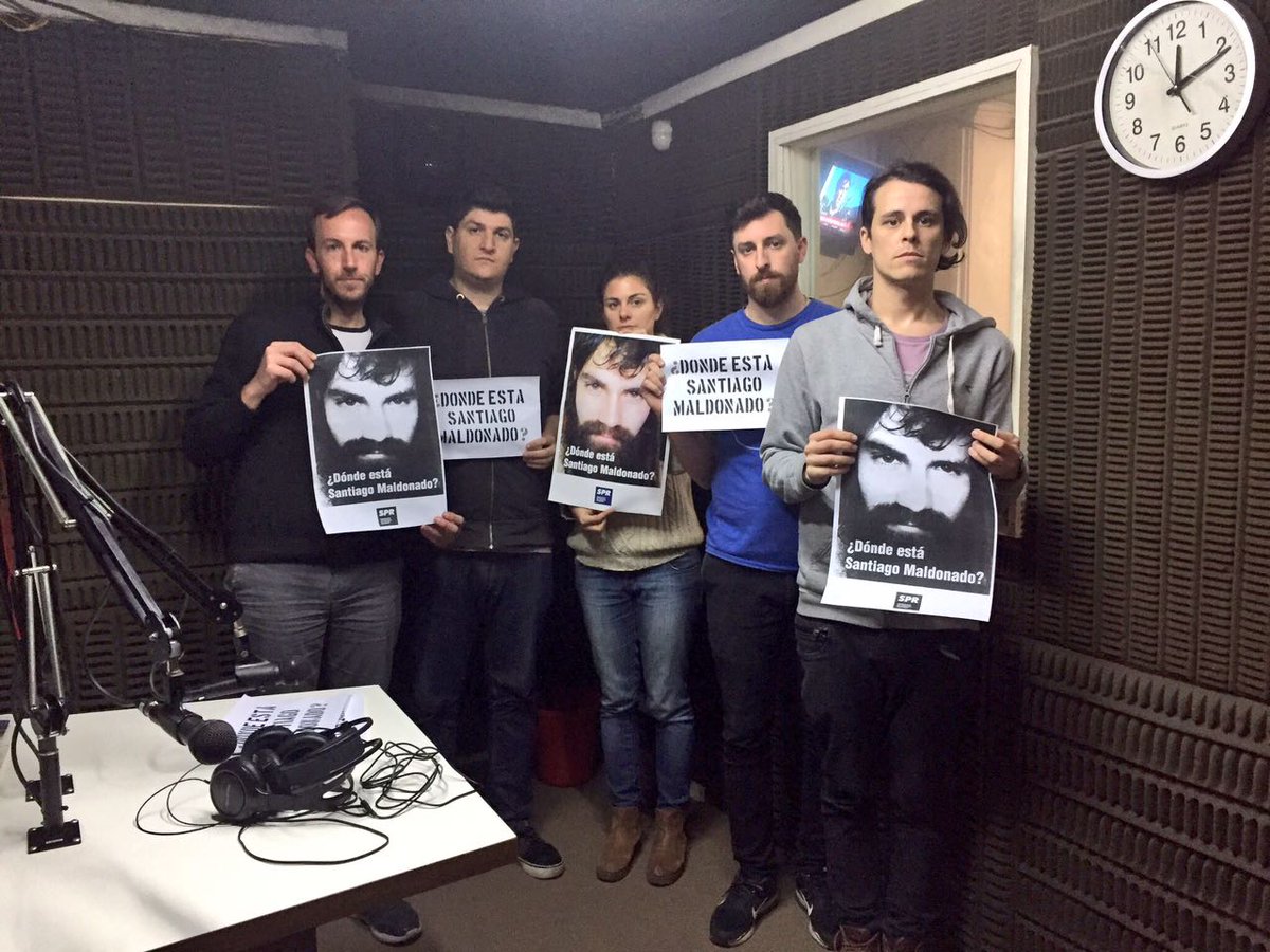 radiounr's tweet photo. Los trabajadores de @Radio_UNR exigimos que nos digan dónde está Santiago Maldonado. https://t.co/VCn1RCIaVa @spr_prensa https://t.co/5IXOkJnlTQ