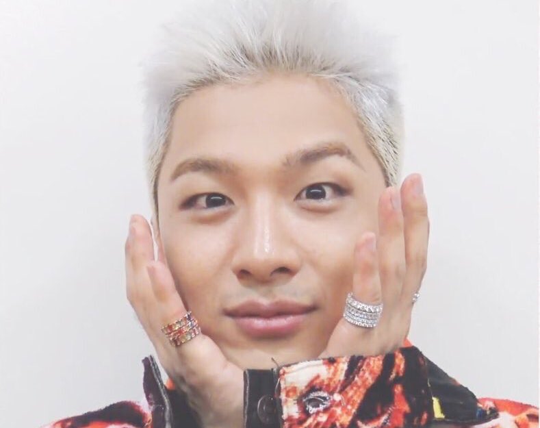 bibben_fighting's tweet photo. 「オッパこっち向いて」
『なに写真？』
「いいからこっち向いて！」
『はいはい』
「可愛いポーズしてよ」
『はいはい』
「顔が怖い…もっとなんか楽しそうな顔！」
『んっ👀』
「んー…まぁいいや！撮るよ〜？」
『早くっ。目が乾く。』

#BIGBANGで妄想 https://t.co/9IR4H4nACb