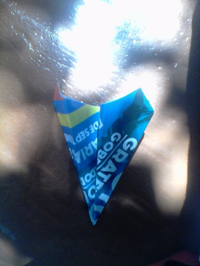 YourNewsAnonLat's tweet photo. YA LE ENCONTRÉ UTILIDAD PARA ESTOS PAPELITOS QUE ANDA REPARTIENDO LA MUD ¿QUE ESPERAS PARA HACER TU FIGURA? #PsuvFalcon #PcvFalcon @vclarkb https://t.co/2KRvnIC4Sk