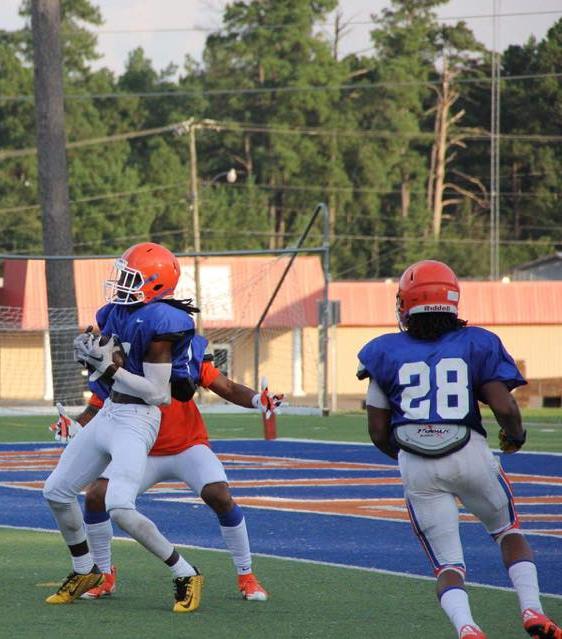 JuCoFootballACE's tweet photo. #2017TrainingCamp Leondre James @BigDreams7_ @LC_ftball 4merly Indy JuCo @DreamU_IndyFB https://t.co/FcHrjSt8tl
