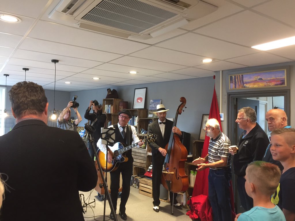 Gerbrich_d's tweet photo. De dorpswinkel in @SauwerdWetsinge is geopend met een eigen lied. Dat is pas echt feestelijk!! https://t.co/UUY7KHJ7Qb
