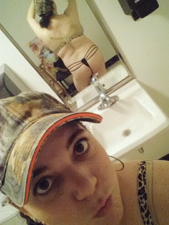 bunnie_pie's tweet photo. #ThongThursday #BathroomSelfie #NaughtyAtWork ;) https://t.co/3nC1wwdf0R