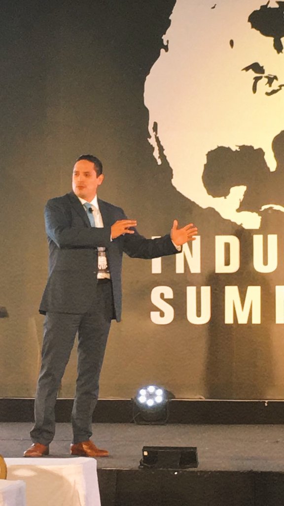 RealEstateEarth's tweet photo. La industria 4.0 representa el siguiente cambio de paradigma en la fabricación: Iván Pelayo @ind_summit #IndustrialSummit2017 https://t.co/mzuaTtv6GT