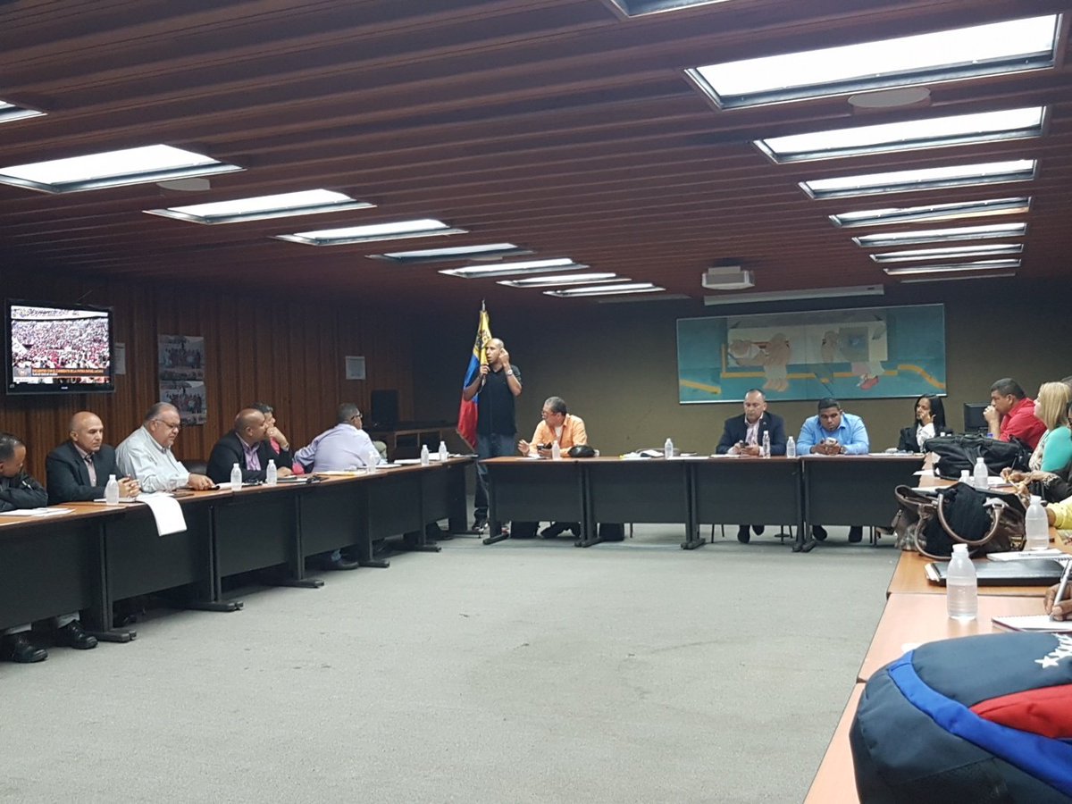 RafaelTorreal16's tweet photo. En Desarrollo Reunión de Comisión de Trabajador@s de la ANC en Debate de Las Propuestas  para la Plenaria Viva Chávez y Maduro... https://t.co/SncBLxo4Lm