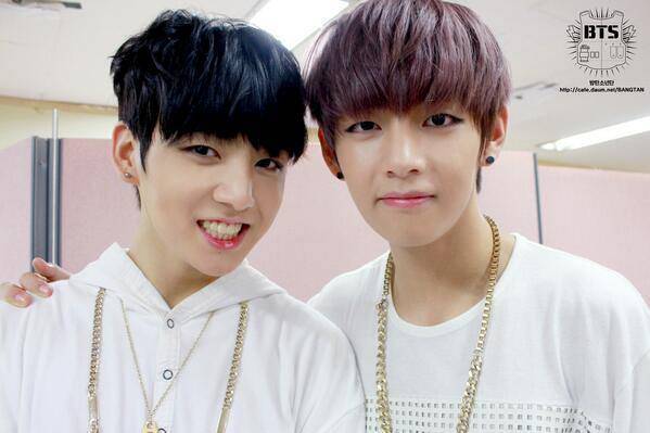 PurpleTaeMX's tweet photo. ╠FOTOS [ESPECIAL]╣17.08.31  #V #TAEHYUNG #뷔
¡Muchas Felicidades a nuestro maknae de oro JUNGKOOK! 🎉🎊🎈🎁💝🎂🍰
#HappyJungkookDay https://t.co/wrWGdHagja