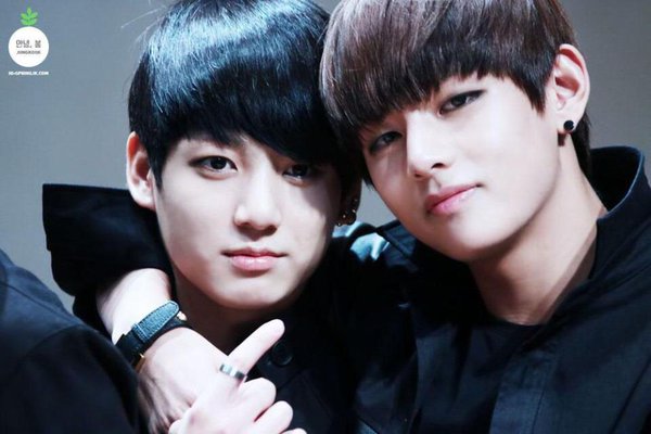 PurpleTaeMX's tweet photo. ╠FOTOS [ESPECIAL]╣17.08.31  #V #TAEHYUNG #뷔
¡Muchas Felicidades a nuestro maknae de oro JUNGKOOK! 🎉🎊🎈🎁💝🎂🍰
#HappyJungkookDay https://t.co/wrWGdHagja